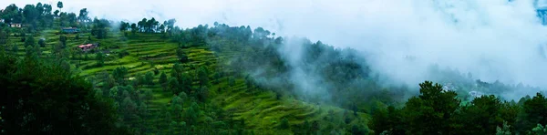 云彩飘过山脉 滨萨路Kasardevi Almora Uttarakhand 季风印度 全景摄影 — 图库照片
