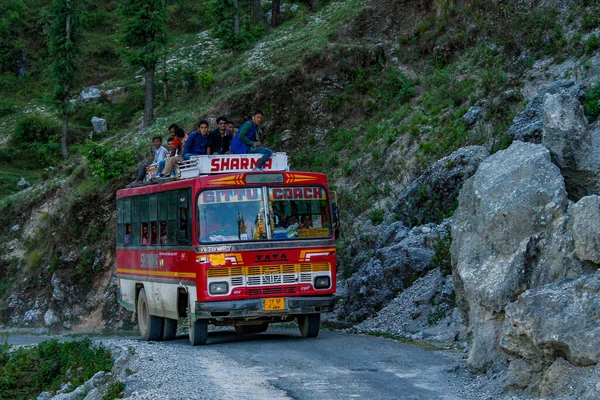 2015 Temmuz ayında Sirmour Himachal Hindistan 'da riskli otobüs yolculuğu 