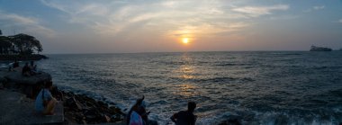 Fort Kochi Arap Denizi 'nin Günbatımı. Kerala 'nın en güzel turizm merkezi.