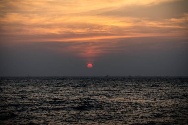 Fort Kochi Arap Denizi 'nin Günbatımı. Kerala 'nın en güzel turizm merkezi.