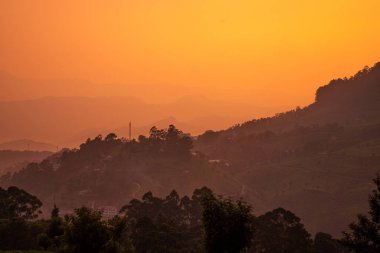 Munnar Kerala 'da Gün Batımında Sisli Manzara