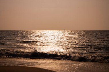 Denizde yüzen tekne erkeksiz bölge, Alleppey sahilinde güzel bir sis