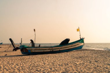 Denizde yüzen tekne erkeksiz bölge, Alleppey sahilinde güzel bir sis