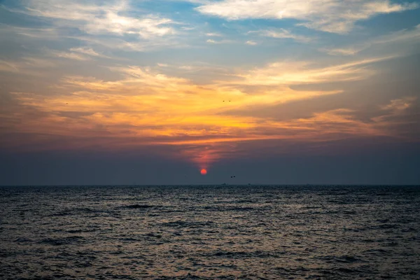 Fort Kochi Arap Denizi 'nin Günbatımı. Kerala 'nın en güzel turizm merkezi.