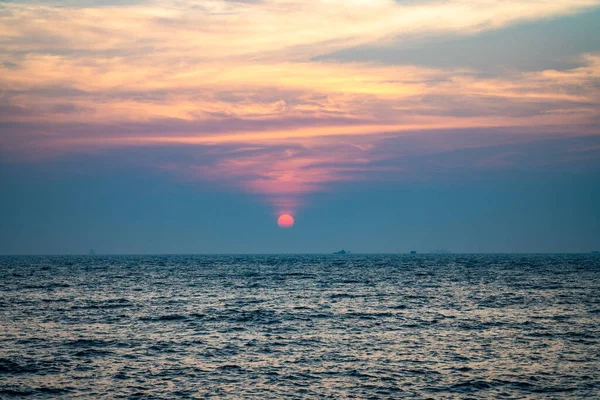 Fort Kochi Arap Denizi 'nin Günbatımı. Kerala 'nın en güzel turizm merkezi.