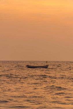 Denizde yüzen tekne erkeksiz bölge, Alleppey sahilinde güzel bir sis