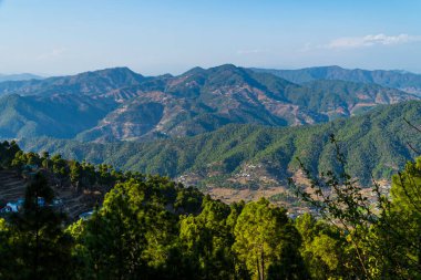 Uttarakhand Hindistan 'daki yeşil dağların manzarası