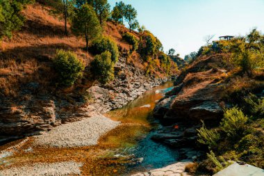 Mountain River temiz su ve hava gizemli renkler ve ışıklar manzara