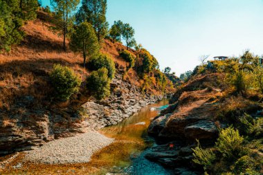 Mountain River temiz su ve hava gizemli renkler ve ışıklar manzara