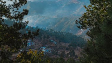 Uttarakhand Hindistan 'dan ıssız Dağ Köyü Manzarası Fotoğrafçılığı