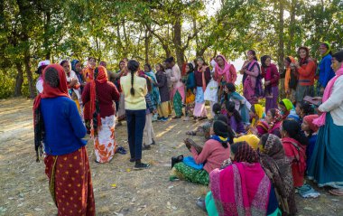 Uttarakhand Dağlarında Kardeşliği Kutlayan Kahila Holi. Ranikhet 'in Serene Peyzajları arasında Baithaki Holi' nin Zengin Geleneklerini Keşfeden Ranikhet, Nanital India Aralık 2023 