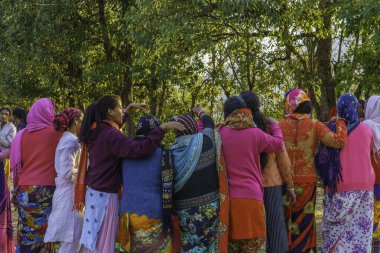 Uttarakhand Dağlarında Kardeşliği Kutlayan Kahila Holi. Ranikhet 'in Serene Peyzajları arasında Baithaki Holi' nin Zengin Geleneklerini Keşfeden Mukhteshwar, Nanital India Aralık 2023 