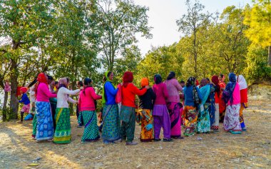 Uttarakhand Dağlarında Kardeşliği Kutlayan Kahila Holi. Ranikhet 'in Serene Peyzajları arasında Baithaki Holi' nin Zengin Geleneklerini Keşfeden Mukhteshwar, Nanital India Aralık 2023 