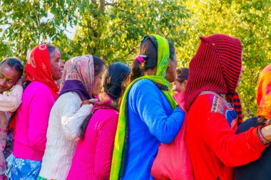 Uttarakhand Dağlarında Kardeşliği Kutlayan Kahila Holi. Ranikhet 'in Serene Peyzajları arasında Baithaki Holi' nin Zengin Geleneklerini Keşfeden Mukhteshwar, Nanital India Aralık 2023 