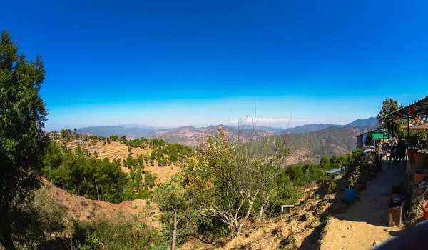 Uttarakhand Hindistan 'daki yeşil dağların manzarası
