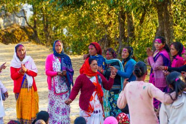 Uttarakhand Dağlarında Kardeşliği Kutlayan Kahila Holi. Ranikhet 'in Serene Peyzajları arasında Baithaki Holi' nin Zengin Geleneklerini Keşfeden Mukhteshwar, Nanital India Aralık 2023 