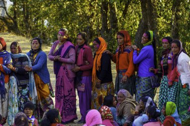 Uttarakhand Dağlarında Kardeşliği Kutlayan Kahila Holi. Ranikhet 'in Serene Peyzajları arasında Baithaki Holi' nin Zengin Geleneklerini Keşfeden Mukhteshwar, Nanital India Aralık 2023 