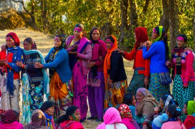 Uttarakhand Dağlarında Kardeşliği Kutlayan Kahila Holi. Ranikhet 'in Serene Peyzajları arasında Baithaki Holi' nin Zengin Geleneklerini Keşfeden Mukhteshwar, Nanital India Aralık 2023 