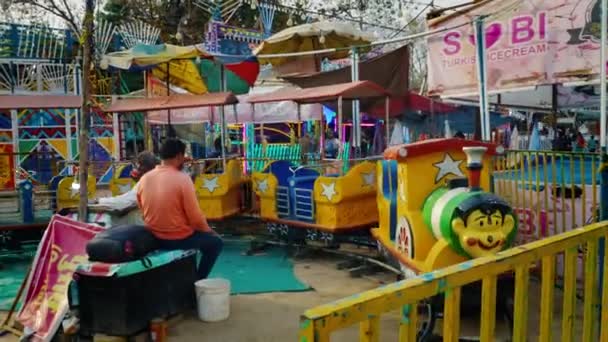 Melaでの魅惑的なお祝い アイコンティックラルキーラ オールドデリー6 デリー インドの前で子供のミニ列車と馬のライダーギャロップ 2024で撮影 — ストック動画