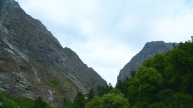 Nanda Devi, Himalayalar 'ın çiçek vadisindeki sıradağlarının zirvesinde Ulusal Park Chamoli Uttarakhand