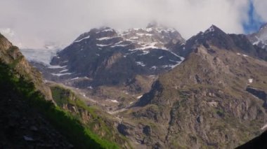 Nanda Devi, Himalayalar 'ın çiçek vadisindeki sıradağlarının zirvesinde Ulusal Park Chamoli Uttarakhand