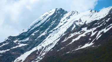 Nanda Devi, Himalayalar 'ın çiçek vadisindeki sıradağlarının zirvesinde Ulusal Park Chamoli Uttarakhand