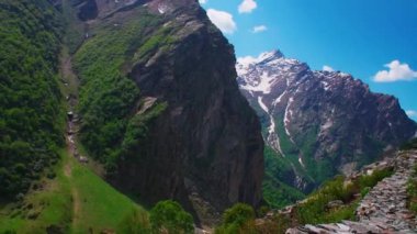 Nanda Devi, Himalayalar 'ın çiçek vadisindeki sıradağlarının zirvesinde Ulusal Park Chamoli Uttarakhand