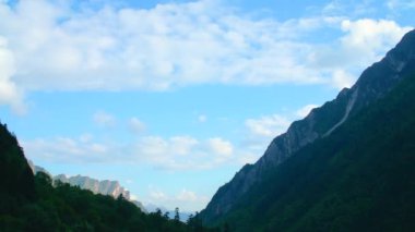 Nanda Devi, Himalayalar 'ın çiçek vadisindeki sıradağlarının zirvesinde Ulusal Park Chamoli Uttarakhand