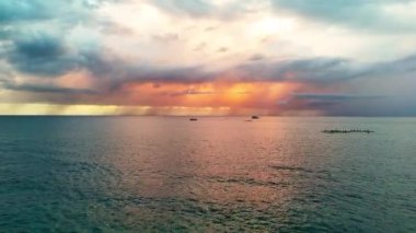 Hawaii 4K 'da gün batımında havadan çekim okyanusu manzarası