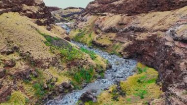 Hawaii 'deki Maui Adası' nın havadan görünüşü. Kuru Güney Sahili Videosundan Uçuş