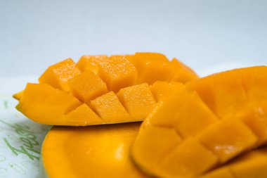 Mango dilimi tropikal yaz meyvesi konsepti - tatlı olgun mangolara yakın kesim - stok fotoğraf