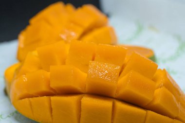 Mango dilimi tropikal yaz meyvesi konsepti - tatlı olgun mangolara yakın kesim - stok fotoğraf