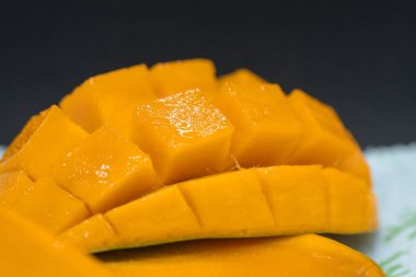 Mango dilimi tropikal yaz meyvesi konsepti - tatlı olgun mangolara yakın kesim - stok fotoğraf