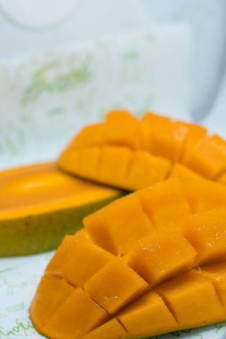 Mango dilimi tropikal yaz meyvesi konsepti - tatlı olgun mangolara yakın kesim - stok fotoğraf