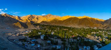 Ladakh bölgesindeki dağlarla çevrili Leh şehrinin panoramik manzarası, 2024 Hindistan