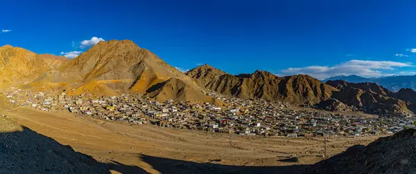 Ladakh bölgesindeki dağlarla çevrili Leh şehrinin panoramik manzarası, 2024 Hindistan