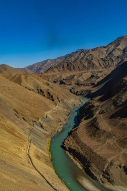 Başkenti Leh de dahil olmak üzere, Ladakh 'tan geçen İndus Nehri.