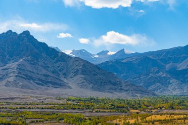 Leh, Ladakh, Hindistan 'ın kuzeyindeki Jammu ve Kashmir eyaletine yerleşmiş engebeli manzaraları ve yüksek irtifa çölleriyle ünlü nefes kesici bir bölge.