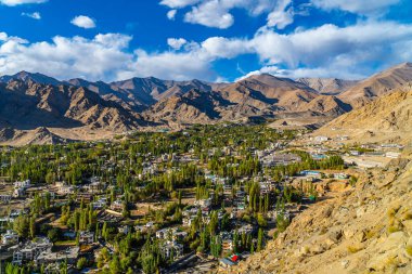 Leh şehri Leh Ladakh, Hint Himalayaları 'nda 3500 metre yükseklikte yer almaktadır. Leh Sarayı 'ndan görüntülendi