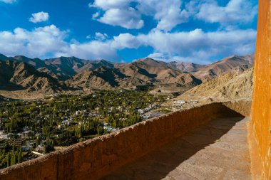 Leh şehri Leh Ladakh, Hint Himalayaları 'nda 3500 metre yükseklikte yer almaktadır. Leh Sarayı 'ndan görüntülendi