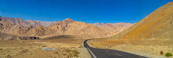 Leh dağ ve gökyüzü arka plan ile kırsal yolun güzel manzara görünümü - Hindistan'ın kuzeyindeki Ladakh