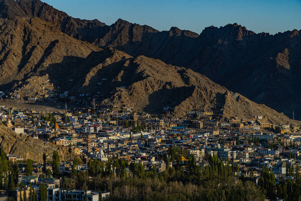 Город Лех Ладакх, город Лех, расположен в индийских Гималаях на высоте 3500 метров. вид из дворца Лех