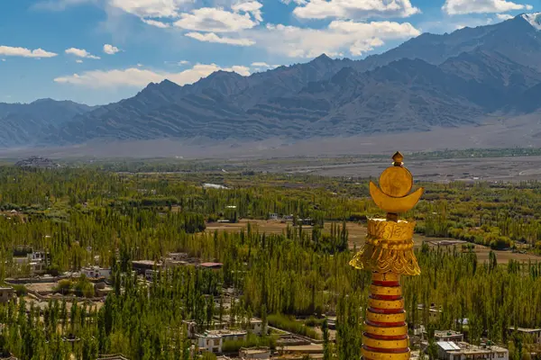 Thikse Gompa veya Thiksey Manastırı (İngilizce: Thikse Gompa veya Thiksey Manastırı), Hindistan 'ın kuzeyindeki Leh kentinde bulunan Tibet Budist manastırı. 