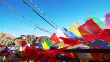 Dağ Majestesi Leh 'in Güneşli Arazisinde Tibet Bayrakları