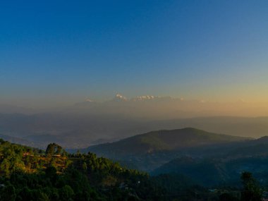 Dağ köyü Kausani, Someshwar, Uttarakhand Hindistan 'daki izole evlerde çiftçilik yapıyor.