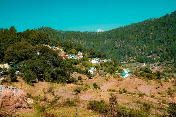 Himalaya tepeleri olan köy Kausani Uttarakhand Someshwar 'da sürdürülebilir yaşam tarzına sahip. 