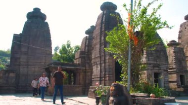 Baijnath Tapınağı kompleksi, Baijnath kasabasının doğu kısmında (1 Kasım 2024), Bageshwar, Kumaon Uttarakhand 'da yer almaktadır. 