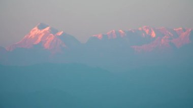 Kausani Uttarakhand 2024 K karlı dağ zirveleri Trishul Himalaya sıradağları 