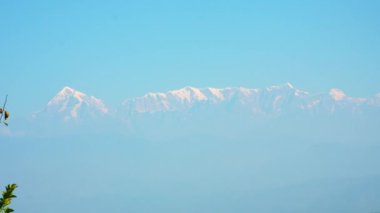 Kausani Uttarakhand 2024 K karlı dağ zirveleri Trishul Himalaya sıradağları 