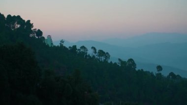 Kausani Uttarakhand 2024 4K-Sunset Himalaya 'nın altın saatlerinde